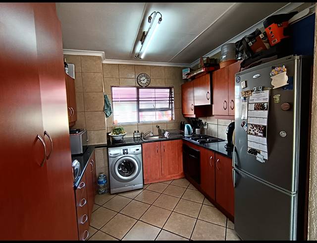 3 BEDROOM TOWNHOUSE FOR SALE IN NEW MARKET PARK